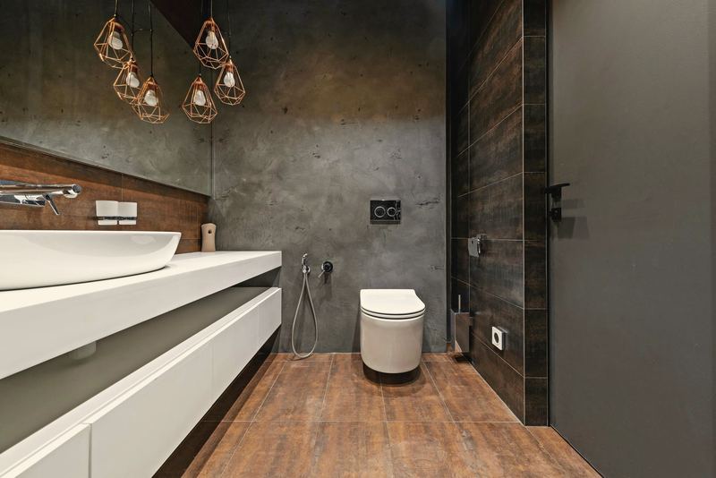 Ahşap zeminli koyu banyo