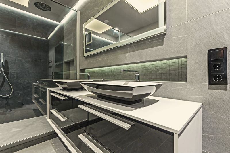 Koyu taş kaplamalı banyo