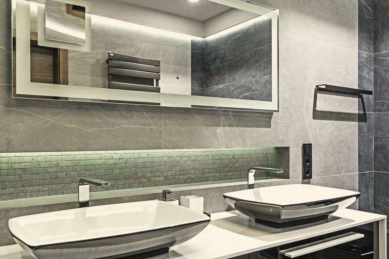 Gizli aydınlatmalı aynalı banyo