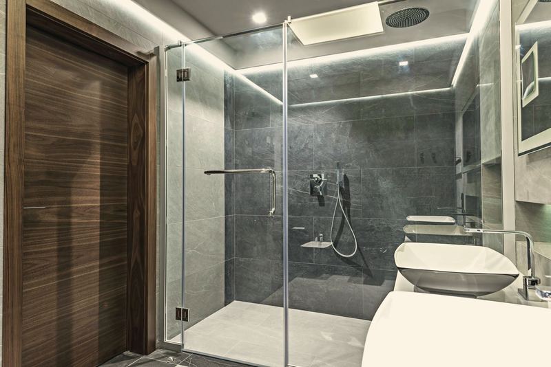 Cam duşakabinli banyo