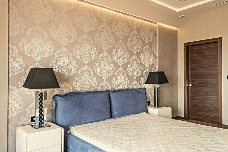 Desenli duvar kâğıtlı yatak odası