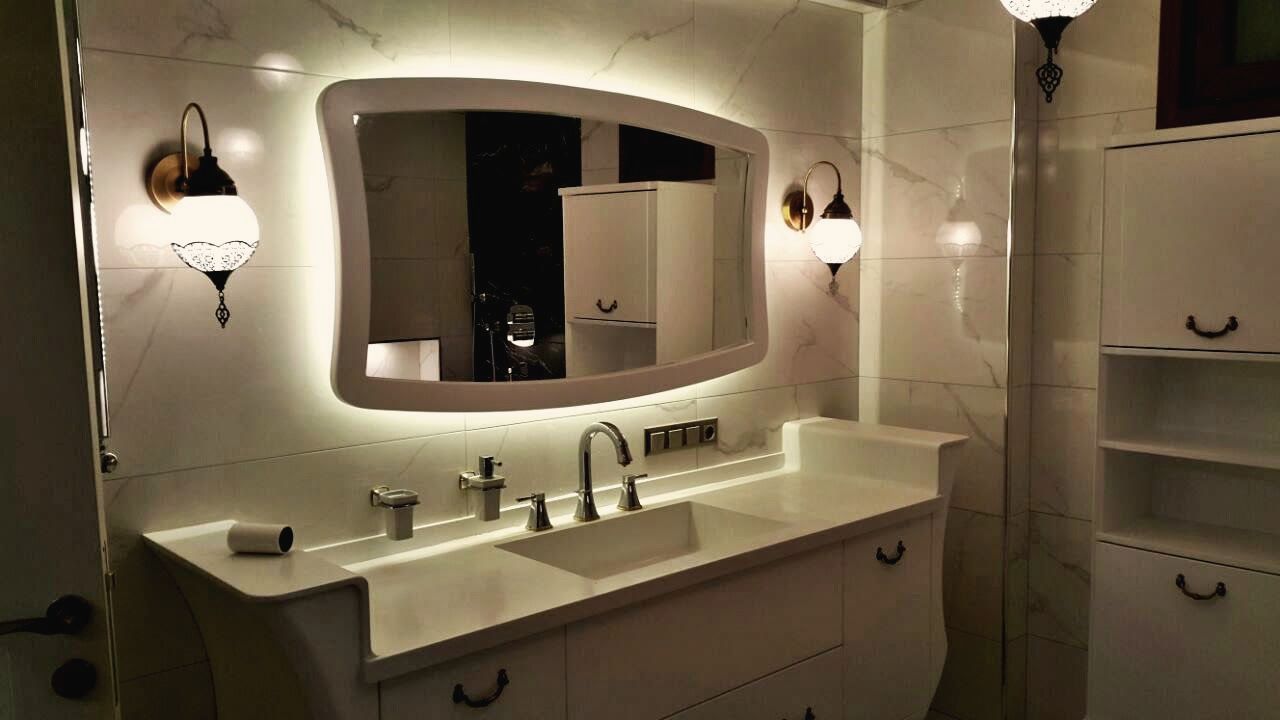 Arkadan ışıklı kavisli çerçeveli ayna, iki aplik, beyaz damarlı seramik, lavabo tezgâhı