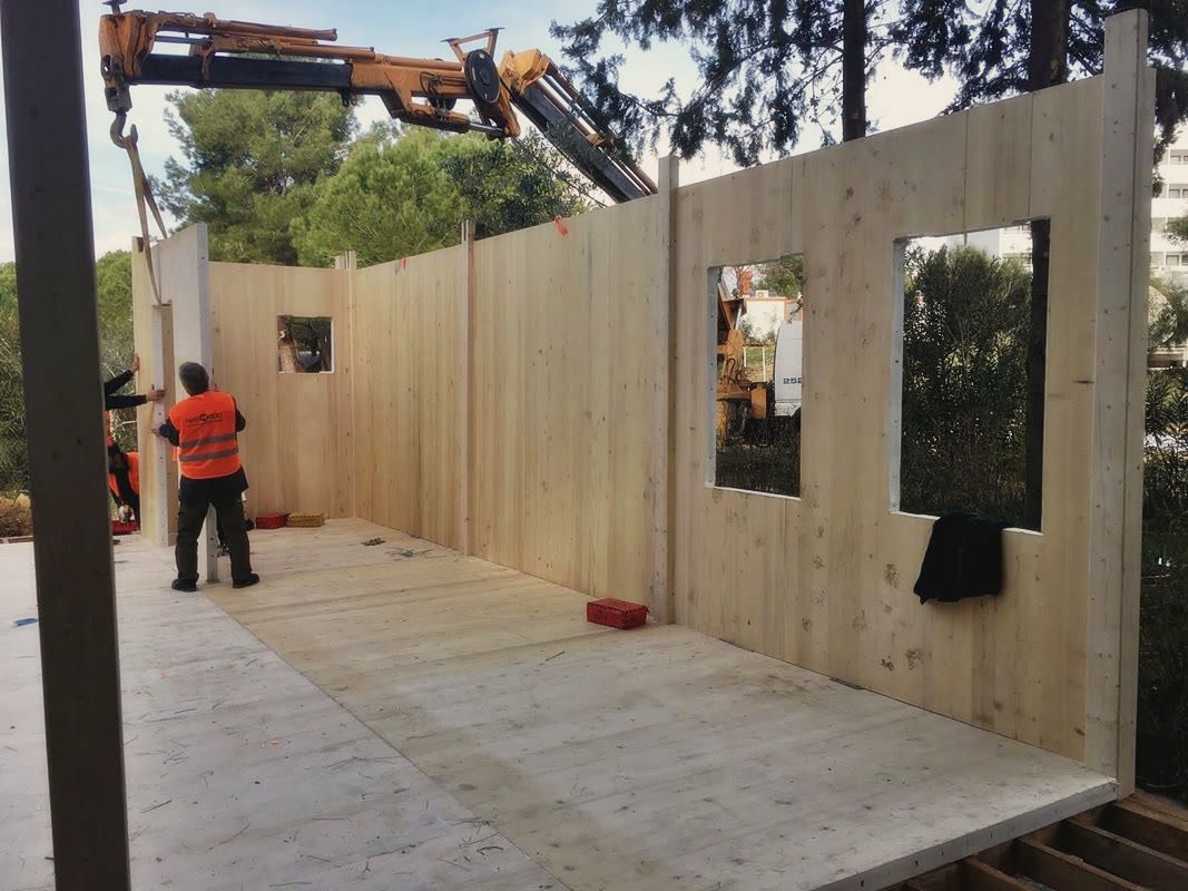 Masif ahşap panel duvarlar, iki geniş pencere boşluğu, ahşap döşeme ve vinç kolu