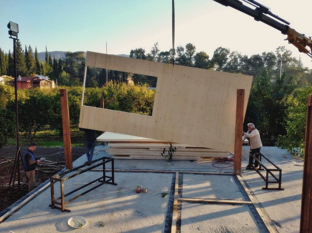 Vinçle indirilen pencere boşluklu masif ahşap panel, beton plak, yığılı paneller, çelik destek çerçeveleri